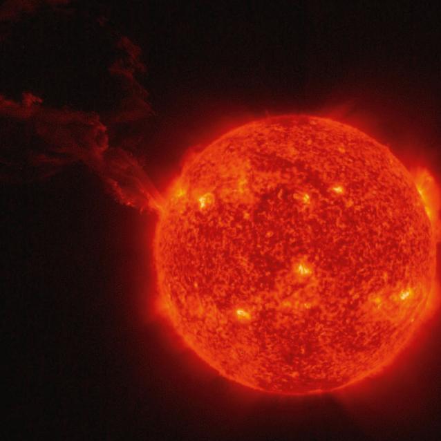 Zdjęcie Słońca wykonane przez Extereme Ultraviolet Imager sondy Solar Orbiter 15 lutego br. Widać protuberancje słoneczne, czyli potężne wyrzuty plazmy, przyjmujące zwykle postać pętli lub nawet arkad pętli sięgających daleko od powierzchni gwiazdy.