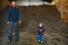 Bas van der Burg z Trzciniska, z synem Jonaszem; pomagają sobie wzajemnie z sąsiadami, jak kiedyś mennonici, którzy w ten sposób zapewniali sobie dobre uczynki.