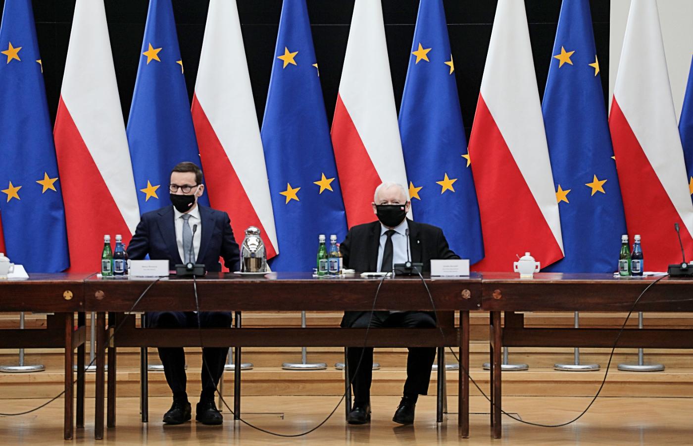 Premier Morawiecki i wicepremier Kaczyński podczas spotkania z przedstawicielami opozycji w sprawie pandemii. 25 stycznia 2022 r.