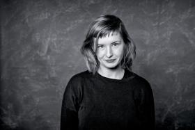 Laureatką Paszportów POLITYKI 2016 w kategorii Literatura została Natalia Fiedorczuk-Cieślak. Nagrodę otrzymała za przenikliwy portret współczesnej Polski widzianej od strony matek z wózkami, za chłodny i niebanalny obraz macierzyństwa, a także za żywy i pełen humoru literacki język w książce „Jak pokochać centra handlowe”. Więcej o laureatce przeczytasz tutaj.Partner kategorii Literatura – Miasto Sopot