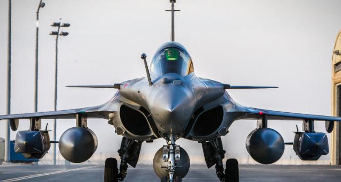 Myśliwiec francuskich sił powietrznych typu Dassault Rafale Marine uzbrojony w pociski manewrujące SCALP, 2015 r.