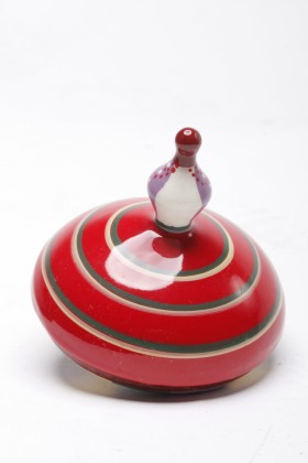 Według feministek bączki są szowinistyczne. Przedstawiają wizerunek kobiety, którą mężczyzna może chwycić za kark i zakręcić