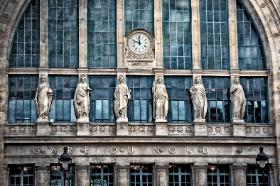 Fasada z figurami symbolizującymi miasta, do których docierały pociągi odjeżdżające z Gare du Nord.