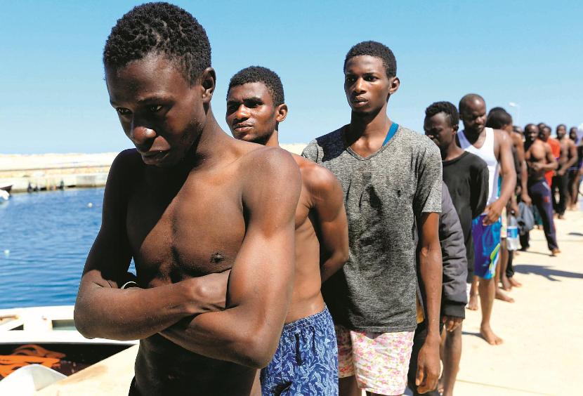 O mało nie utonęli. Zawróceni na „zły” brzeg Morza Śródziemnego, do zamkniętego ośrodka w Libii, zdani na łaskę i niełaskę strażników (Guarabuli, czerwiec 2017 roku).