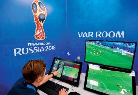 Pokój sędziów analizujących przebieg meczu. Oni sygnalizują sędziemu głównemu możliwość nieprawidłowej decyzji.