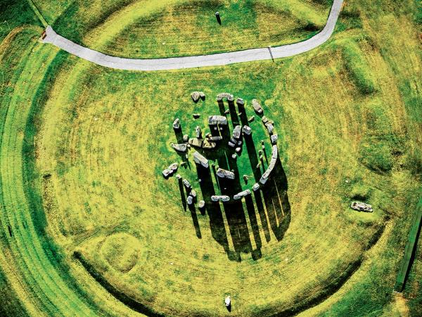 Stonehenge – taki widok z lotu ptaka pokazuje skalę prehistorycznego przedsięwzięcia i wyobraźnię jego twórców.