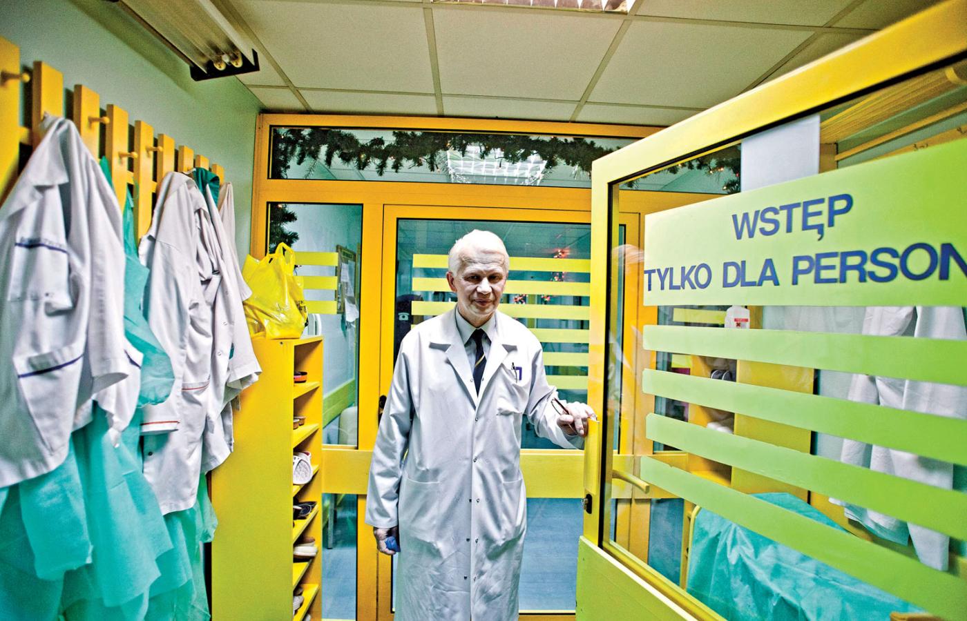 Prof. dr hab. Wiesław W. Jędrzejczak jest kierownikiem Kliniki Hematologii, Onkologii i Chorób Wewnętrznych Warszawskiego Uniwersytetu Medycznego.