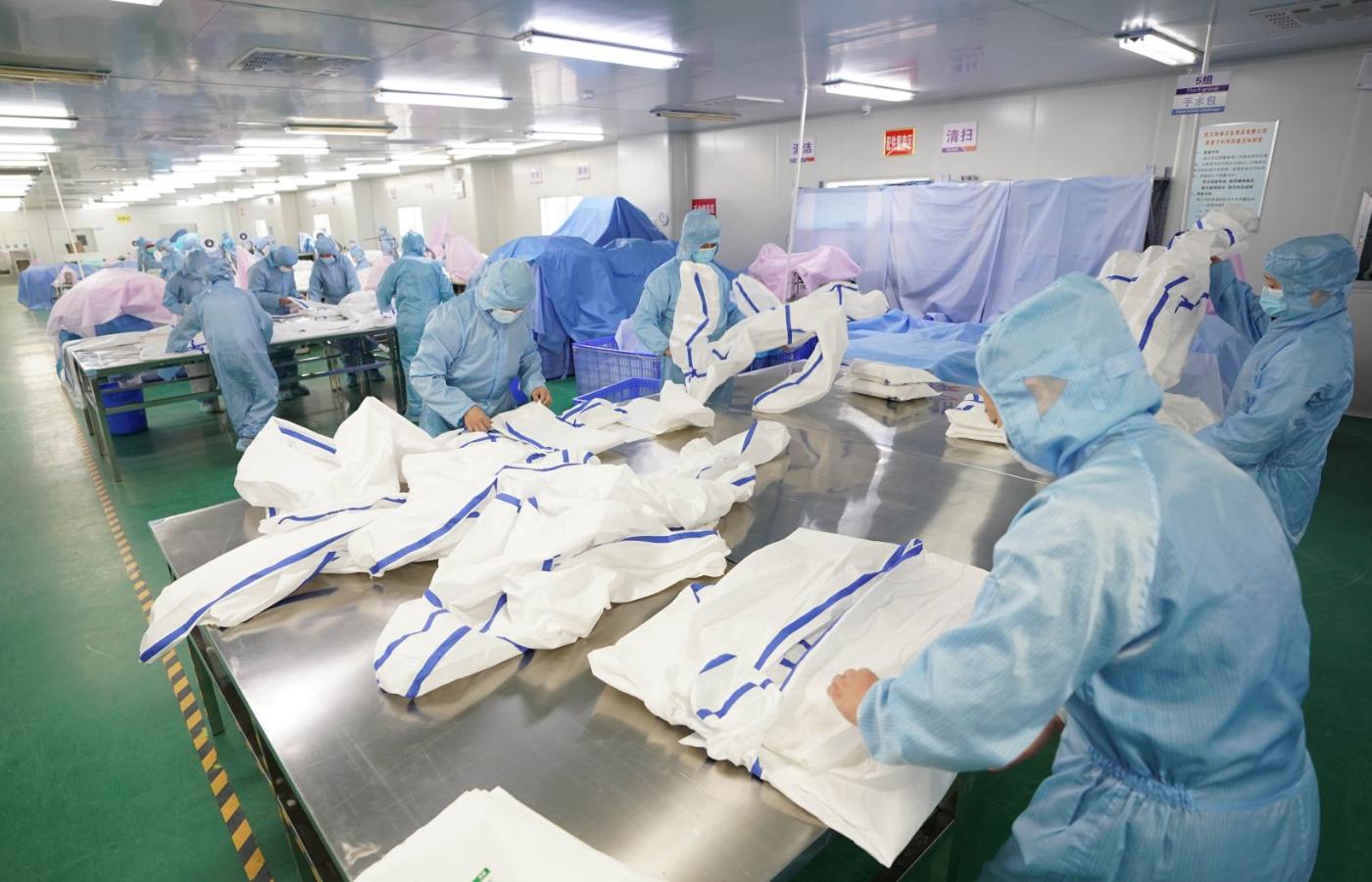 Wiele gałęzi gospodarki w odizolowanym od świata Wuhanie przyhamowało, ale produkcja masek i kombinezonów ochronnych niezbędnych w walce z epidemią koronawirusa przyspieszyła.