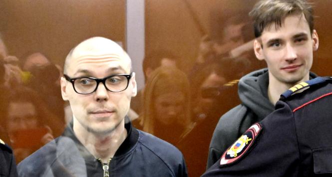 Od lewej: Artiom Kamardin i Jegor Sztowba za szklaną szybą w sądzie, który 28 grudnia 2023 r. skazał ich na ciężkie więzienie.
