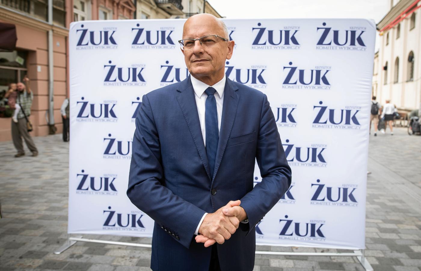Krzysztof Żuk podczas prezentacji kandydatów komitetu wyborczego Krzysztofa Żuka do Rady Miasta.