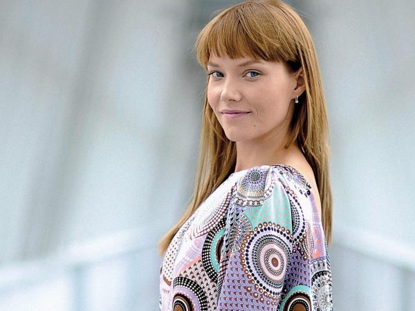 Roma Gąsiorowska ma lekko ironiczny uśmiech, którym przykrywa zdenerwowanie. Jej znakiem rozpoznawczym jest nadpobudliwość