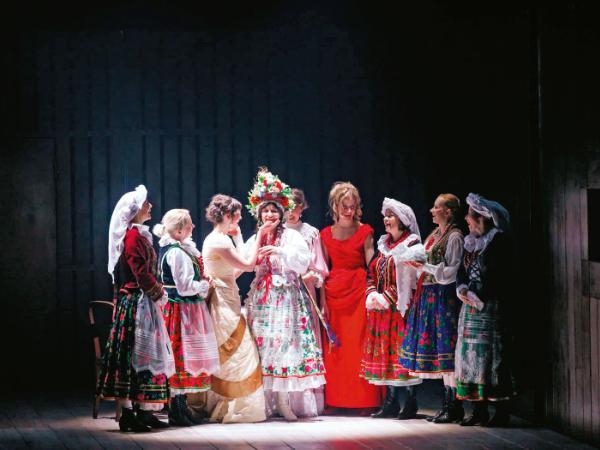 Martyna Krzysztofik (w środku) jako Panna Młoda w scenie oczepin.