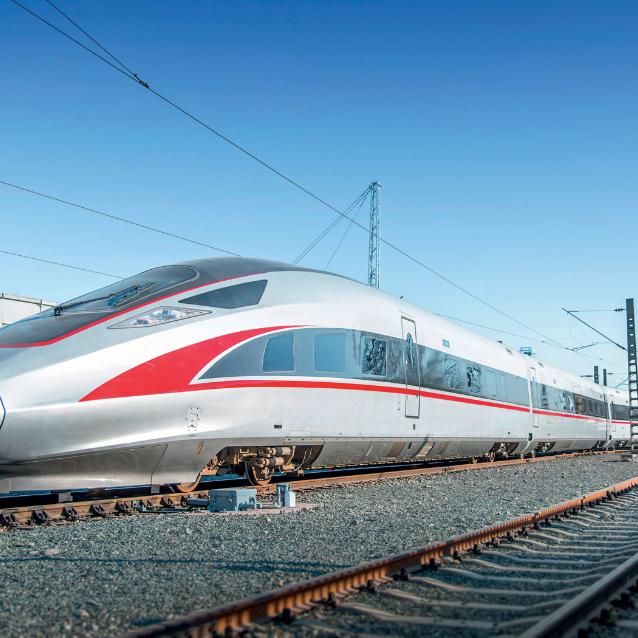 Fuxing (Odrodzenie) to superszybki pociąg chińskiej konstrukcji. Obsługuje 3800 km tras i jeździ z prędkością 350 km/h.