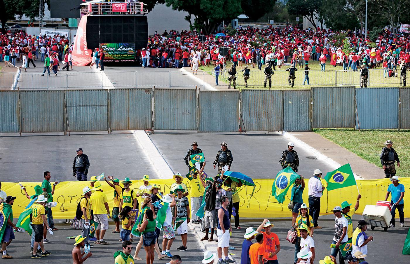 Zgromadzonych pod parlamentem zwolenników i przeciwników prezydent Dilmy Rousseff trzeba było rozdzielić płotem i kordonem policji.
