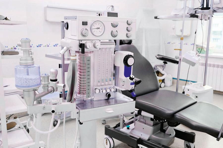 Sala operacyjna w klinice dentystycznej. Na pierwszym planie skomputeryzowany aparat do anestezji.
