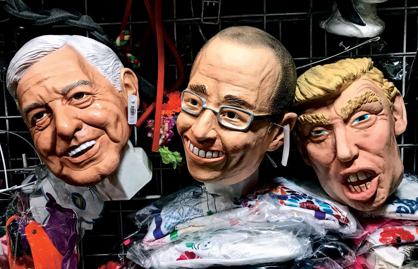 Maski przedstawiające kandydatów na prezydenta Meksyku: Andresa Manuela Lopeza Obradora (AMLO) i Ricarda Anaya Cortesa. Towarzyszy im Donald Trump.