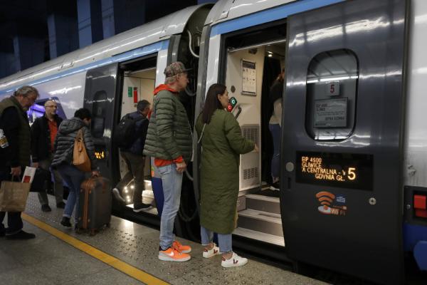 Kolejowa promocja przedwyborcza. Podwyżki biletów PKP... odwołane