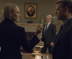 Robin Wright walczyła przez kilka lat o płacę równą tej, którą otrzymywał za pracę w serialu Spacey. Zwycięstwo okazało się połowiczne.