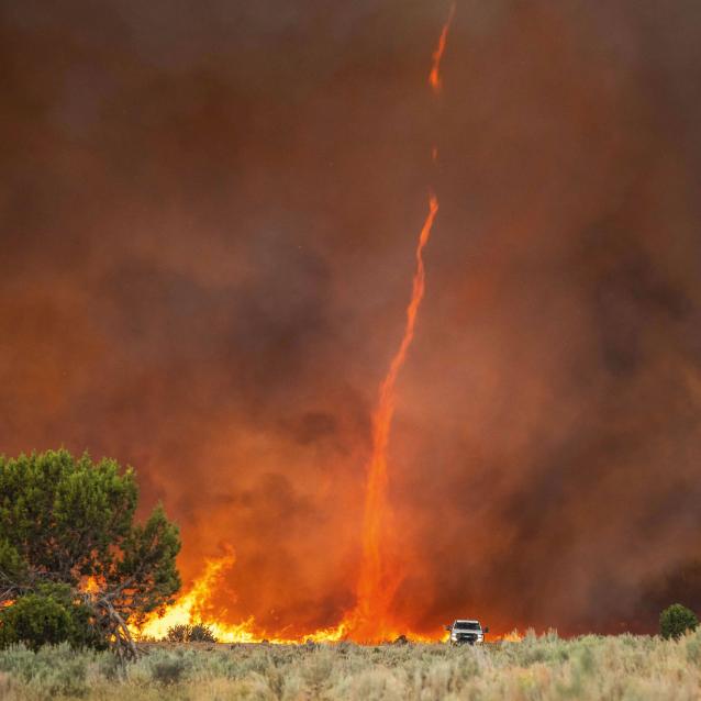 Tornado ognia uformowane podczas pożaru niedaleko Grand Junction (Kolorado, USA) w sierpniu 2020 r.
