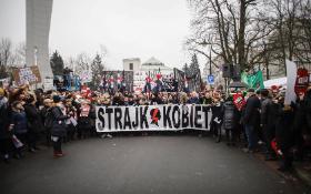 Jedyny na razie protest, który odniósł sukces, to czarny marsz, po którym prezes Kaczyński przestraszył się parasolek.
