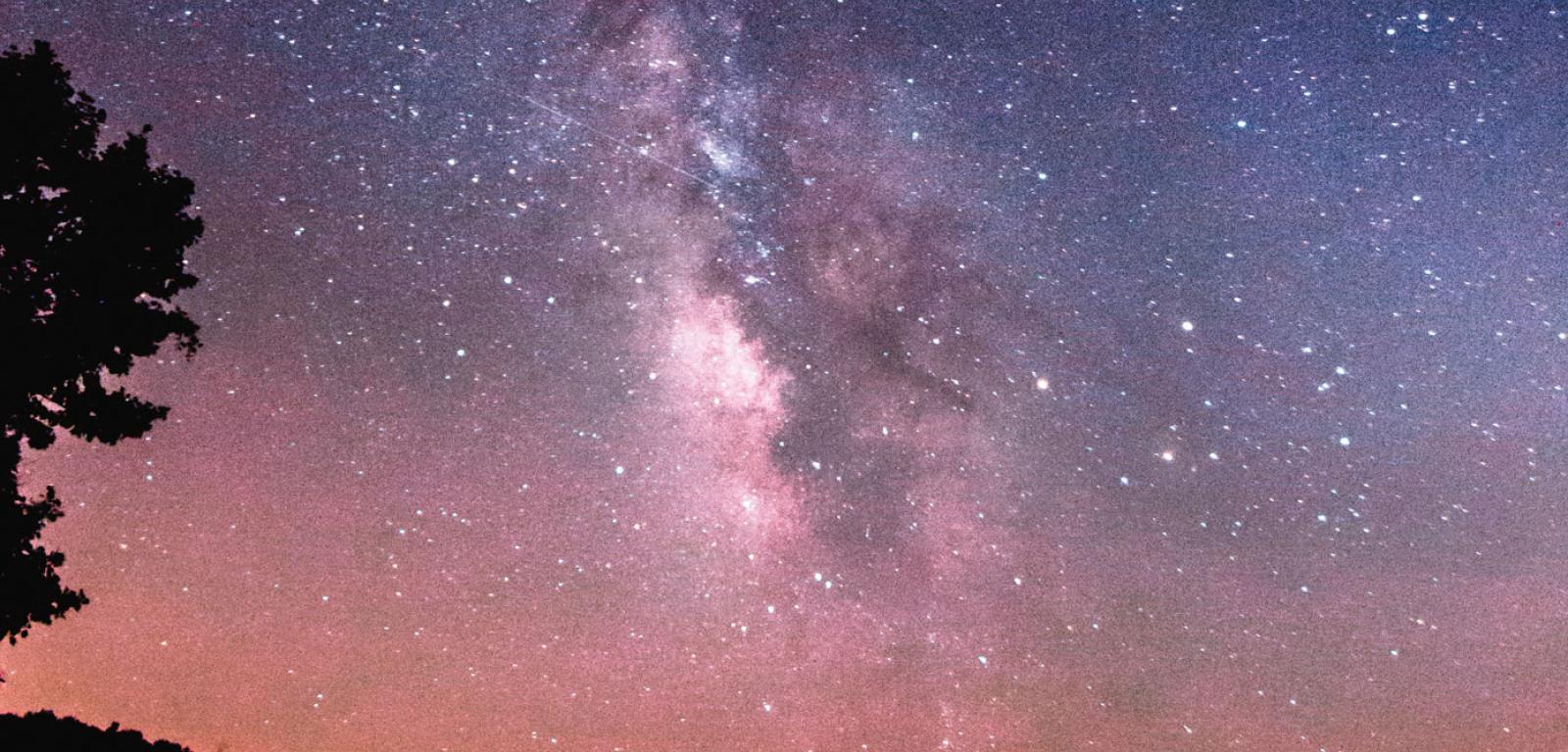 Zdjęcie płaszczyzny Drogi Mlecznej w kierunku jej centrum, ­wykonane z Ziemi, która znajduje się w jednym ze spiralnych ramion naszej Galaktyki.