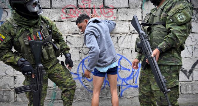 Do walki z gangami narkotykowymi na ulice Quito wysłano wojsko i policję.