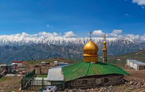 Mały meczet w bazie turystycznej pod Demawendem w górach Elburs, najwyższym szczytem Iranu.