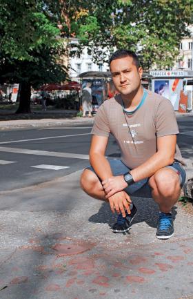 Dino chce, by róże stały się symbolem Sarajewa. Dwa lata temu wymyślił tematyczną wycieczkę po Sarajewie, podczas której przewodnicy opowiadają turystom o sarajewskich różach.