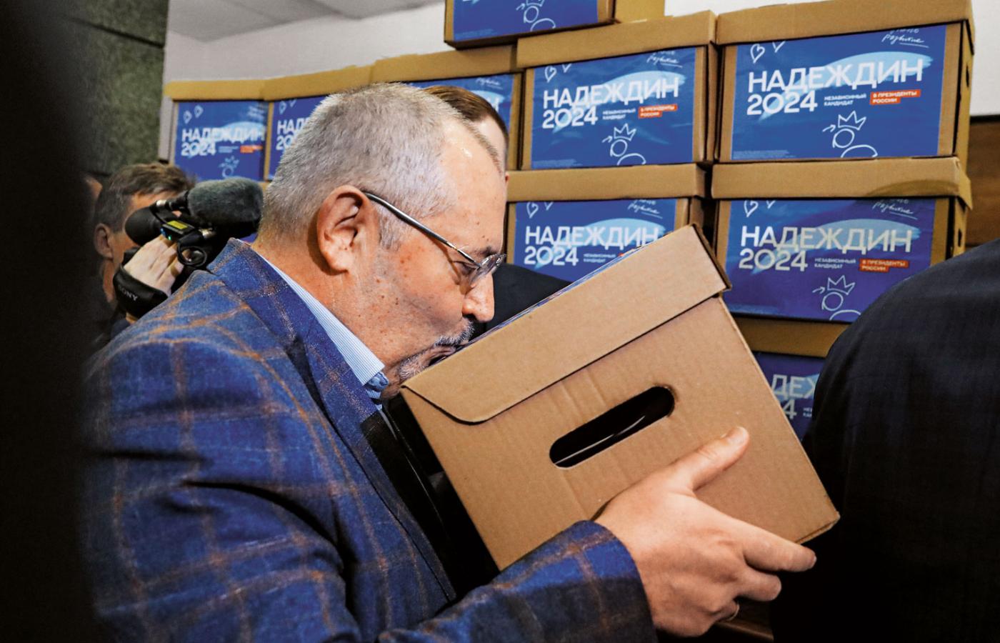 Borys Nadieżdin zebrał ponad 100 tys. podpisów. Na fot.: składa je w Centralnej Komisji Wyborczej.