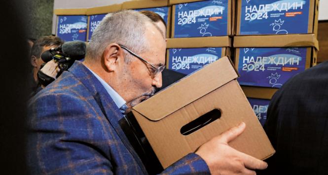 Borys Nadieżdin zebrał ponad 100 tys. podpisów. Na fot.: składa je w Centralnej Komisji Wyborczej.