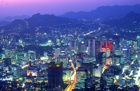 Kolejne kryzysy powodują w Korei niewielkie spowolnienie gospodarcze.  Z wyścigu koncernów odpadają najsłabsi - tylko Daewoo okazał się kolosem  na glinianych nogach.