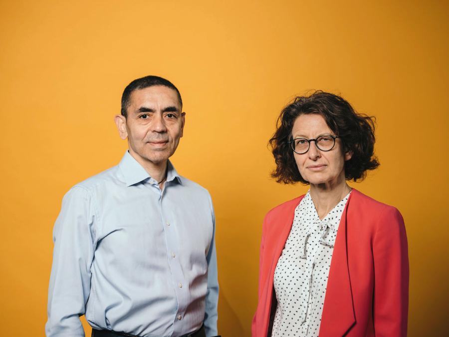 Uğur Şahin i jego żona Özlem Türeci założyli firmę  BioNTech, partnera farmaceutycznego koncernu Pfizer. Firmy te właśnie ogłosiły, że mają szczepionkę ­przeciw  wirusowi SARS-CoV-2. Rodzice założycieli BioNTechu przyjechali z Turcji do Niemiec w latach 60.