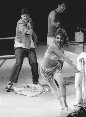 Beastie Boys świętują na scenie ostatni koncert z Madonną (Madison Square Garden, 1985 r.) - pistolety są na wodę.