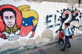 Bolivar jest częścią historii wszystkich Latynosów. Na fot. graffiti w slumsach Caracas w Wenezueli.