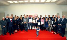 Pamiątkowe zdjęcie z członkami Kapituły Obywatelskiej i Profesorskiej