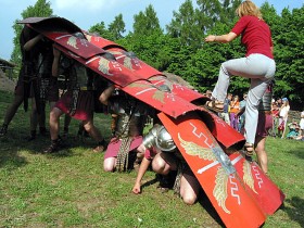Inne festyny pozwalają nie tylko obserwować, ale i uczestniczyć w pokazach rekonstruktorów...
