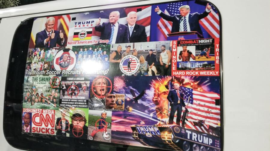 Ciężarówka mężczyzny rozsyłającego przesyłki z ładunkami wybuchowymi została oblepiona hasłami wyborczymi prezydenta Trumpa, aby rzucić podejrzenia na republikanów.