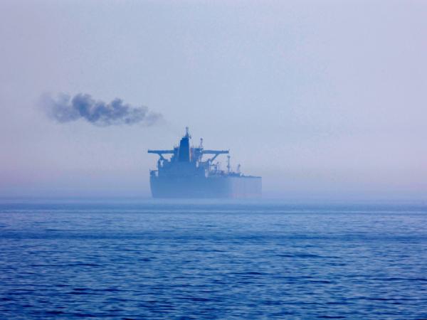 Tankowiec floty cieni pod banderą Panamy