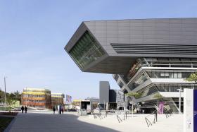 Centralnym punktem kampusu jest biblioteka zaprojektowana przez słynną Zahę Hadid. Asymetryczna, umieszczona na wspornikach górna część obiektu rzuca się w oczy z dużej odległości. Fasada biblioteki opiera się na kontraście jasnych i ciemnych żelbetonowych elementów współgrających z dużą ilością szkła. Główne wejście do budynku znajduje się na centralnym placu kampusu, zwanym WU Stage.