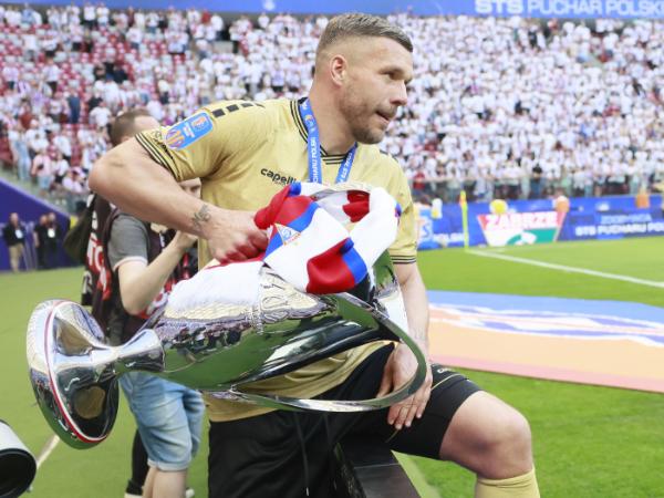 Gwiazda Górnika Zabrze Łukasz Podolski ze zdobytym Pucharem Polski. 2 maja 2026 r.