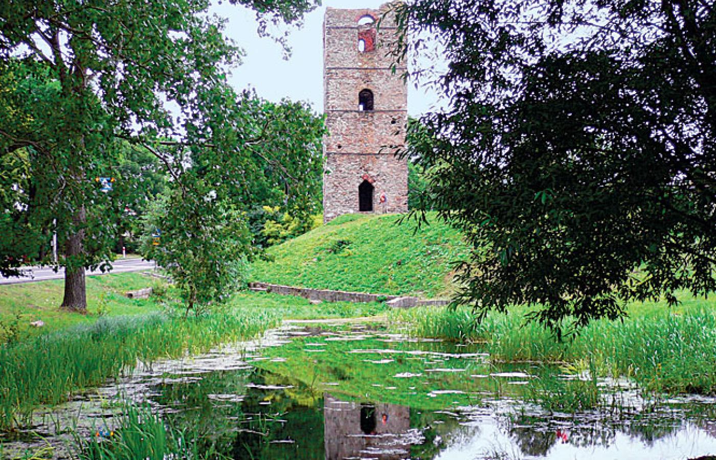 Kamienna wieża w Stołpiu z kaplicą na najwyższej kondygnacji