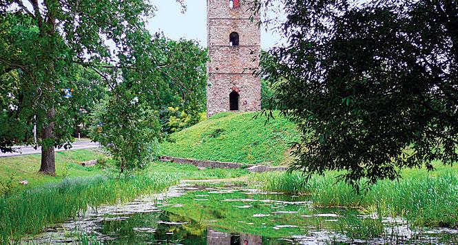 Kamienna wieża w Stołpiu z kaplicą na najwyższej kondygnacji