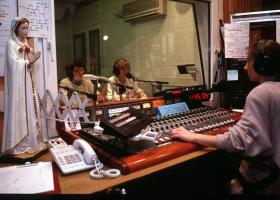 9 grudnia 1991 r. Radio Maryja zaczynało nadawanie jako stacja lokalna i dopiero w 1994 r. otrzymało ogólnopolską koncesję.  Dziś toruńska rozgłośnia ma dziś milion słuchaczy lub jak mówią niektórzy - 'wyznawców'.