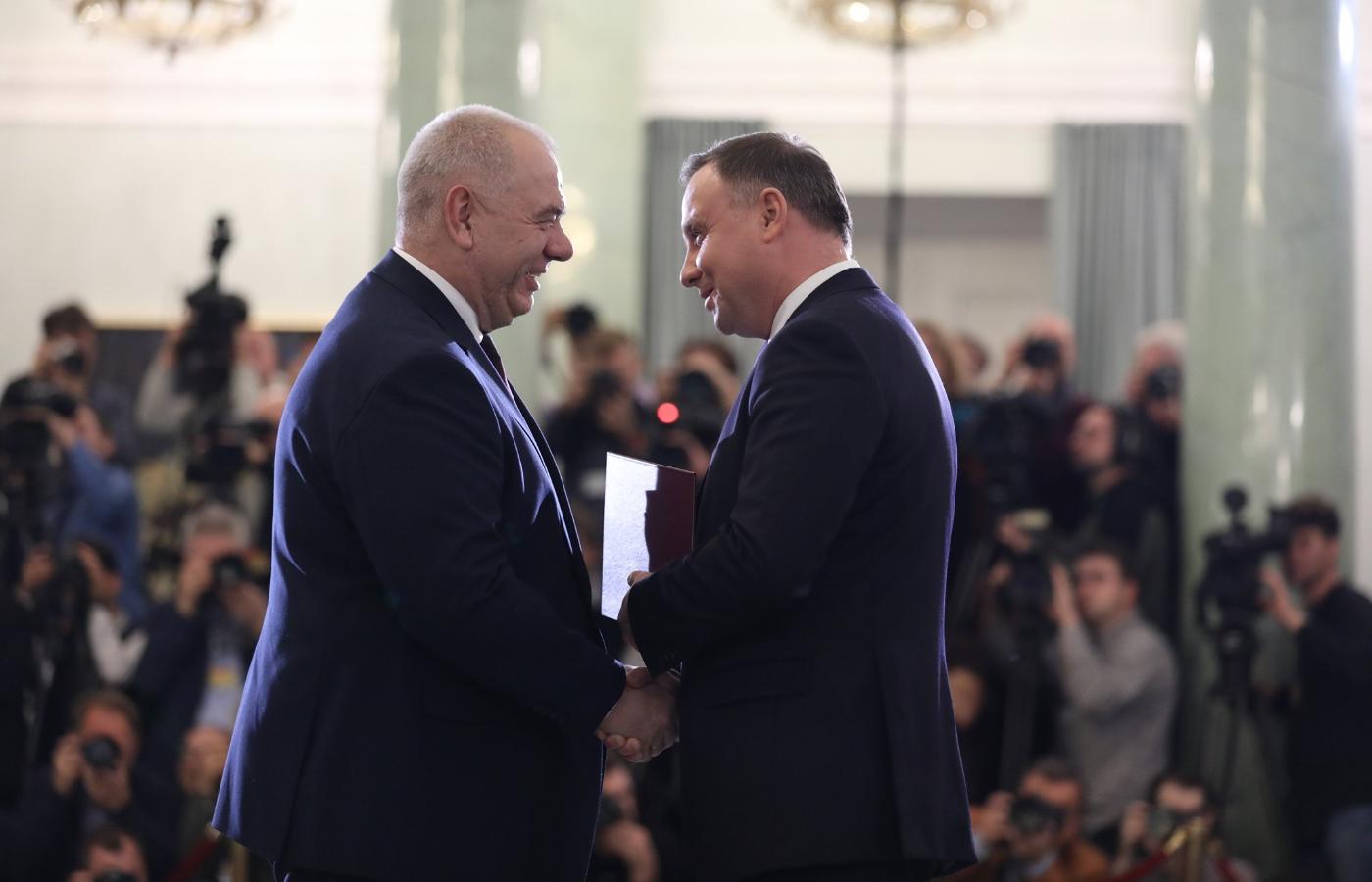 Jacek Sasin przyjmuje z rąk Andrzeja Dudy nominację na stanowisko ministra aktywów państwowych.