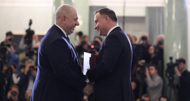 Jacek Sasin przyjmuje z rąk Andrzeja Dudy nominację na stanowisko ministra aktywów państwowych.