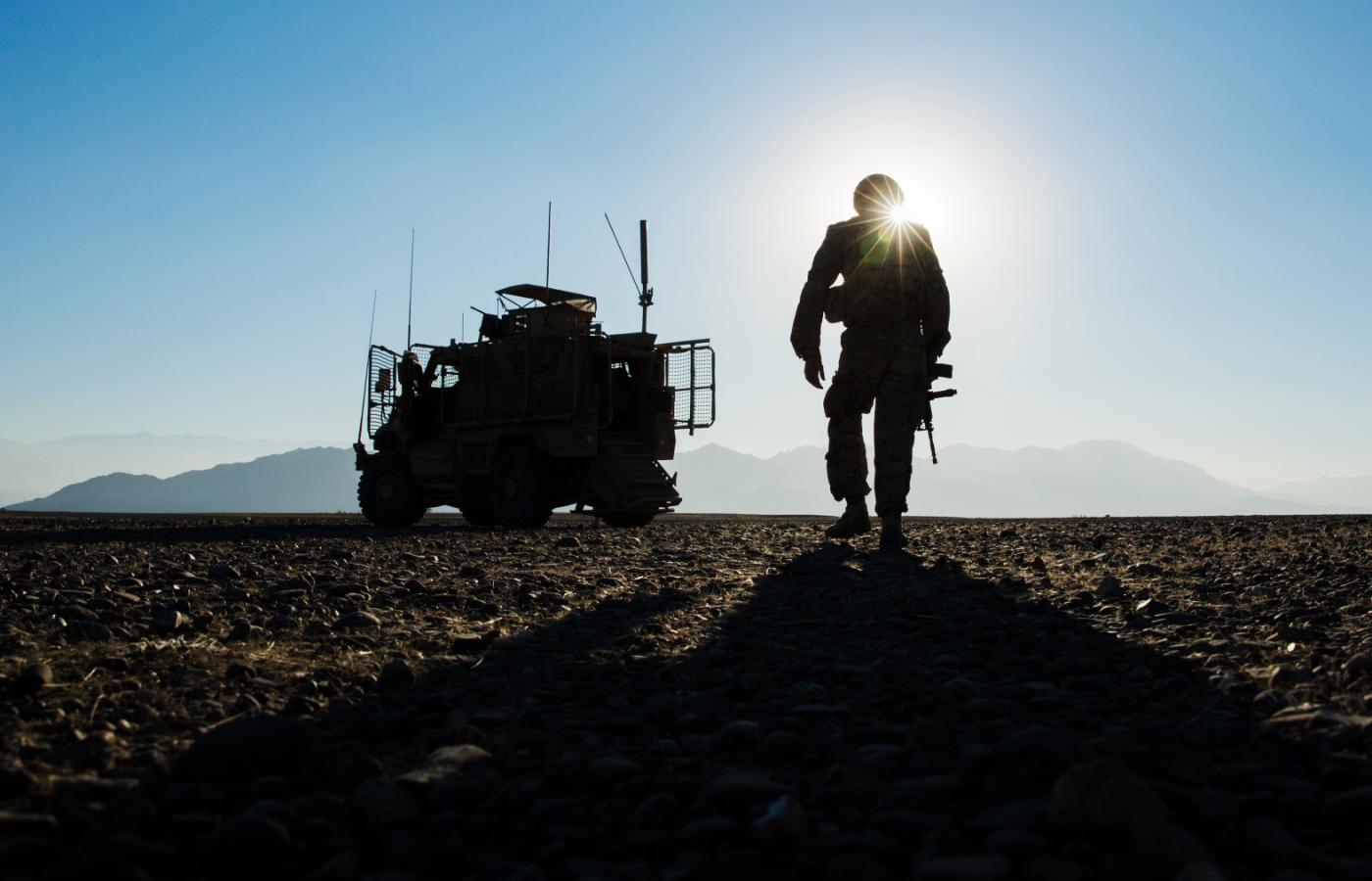 Amerykański żołnierz z Kompanii Dragonów 3. Pułku Kawalerii wraca do swojego pojazdu MRAP w prowincji Laghman w Afganistanie, 26 grudnia 2014 r.