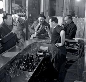 Amerykańska coca-cola we francuskim bistro, Paryż, kwiecień 1950 r.