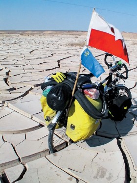 W latach 2007–10, Czerwiński pokonał dokładnie 50 197 km rowerem i co najmniej drugie tyle innymi środkami lokomocji.