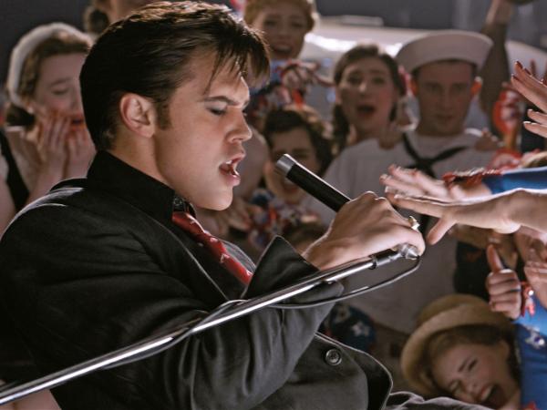 Austin Butler jako Elvis Presley w filmie Buza Luhrmanna.
