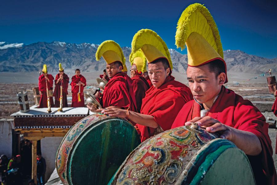 Rytualne nakrycia głowy mnichów buddyjskich podczas święta Gustor w klasztorze Lamayuru w Himalajach (Indie).